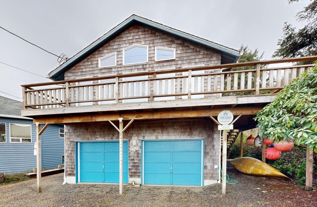 Cozy coastal home w/deck, ocean views & firepit - 4 blocks to beach