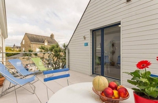 Cozy Coastal Retreat: 500m from Beach, Spacious Terrace, Free Parking, Wi-Fi, and Baby Amenities