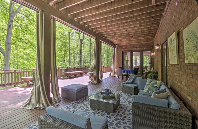 Cozy Cockeysville Retreat with Furnished Deck!