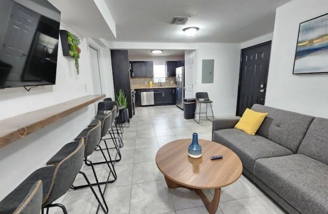 Cozy College Park Duplex @Lake Fairview. Sleeps7