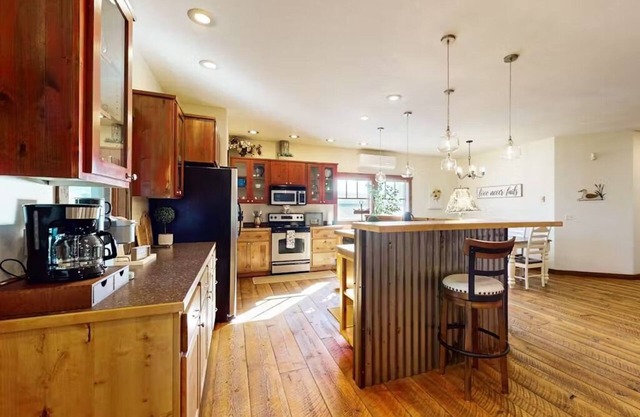 Cozy Comfort Cottage Charm with Arcade Game and Easy Access to Everything FUN!
