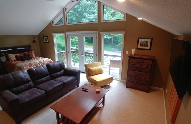 Cozy Comfort on Norris Lake - Tritoon/JetSki rental available - dock for free!