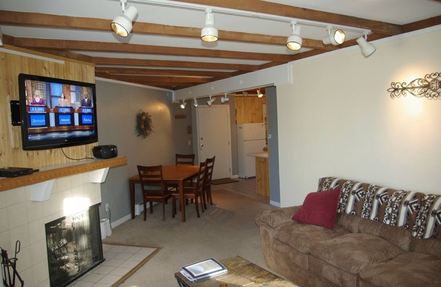 Cozy Condo Close To Several World Class Resorts, Outlet Malls & Hiking Trails!