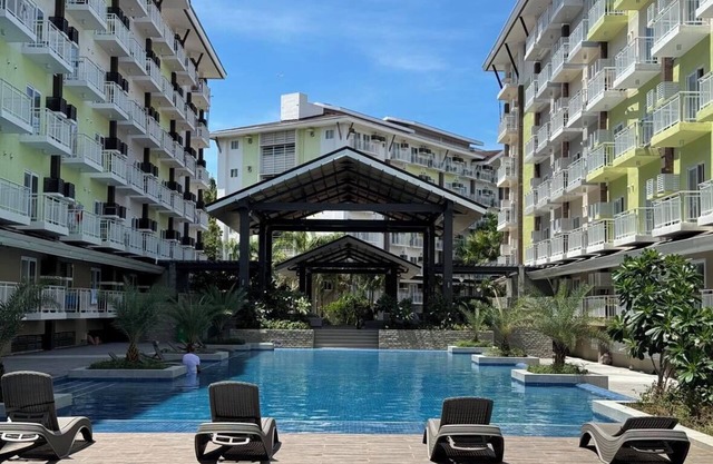 Cozy Condo Near Airport with Pool and Gym