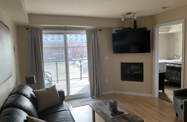Cozy Condo Steps To ICE District & Rogers Place