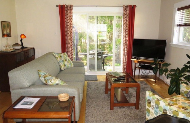 Cozy Contemporary Cottage 10 mins to beach