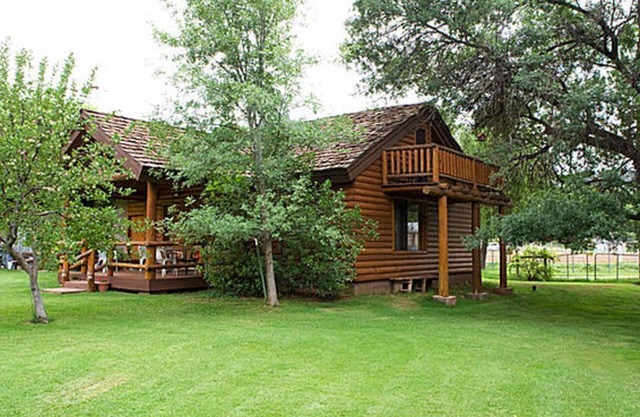 Cozy contemporary waterfront property cabin near Sedona.