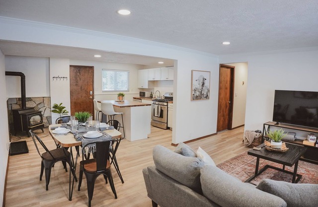 Cozy Convenient Basement Apt.