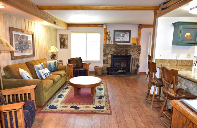 Cozy corner family Condo, #121 warm wood cabin feel, just steps from the shuttle