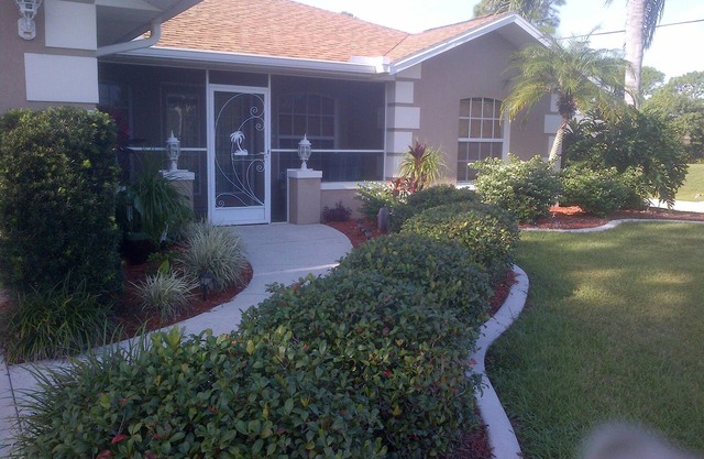 Cozy Corner Home near Warm Mineral Springs and Beaches !