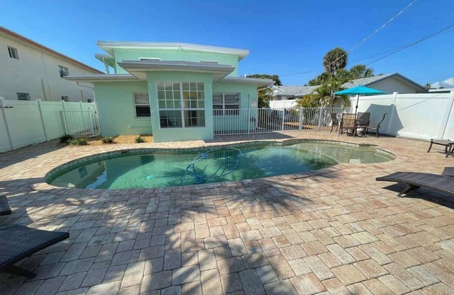 Cozy Cottage 1BR w/sun room, 3 min walk to beach