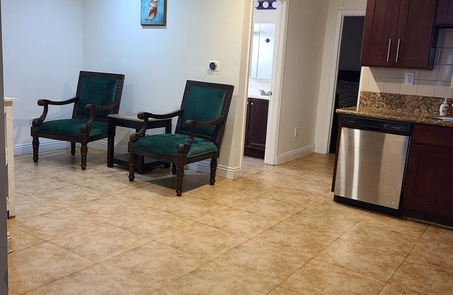 Cozy Cottage, 2-bedroom duplex in delightful Beach City with WiFi, AC