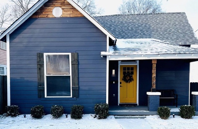 Cozy Cottage 3 Miles to Broadway!