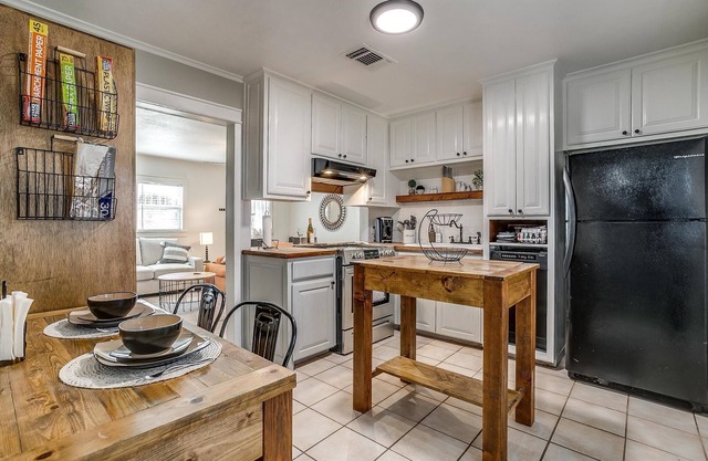 ☀️Cozy Cottage Close to Historic Square, Lake & City Beach Grill Fire Pit☀️