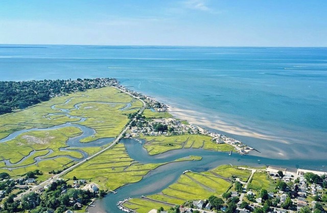 Cozy cottage in Old Saybrook beach community, walking distance to private beach.