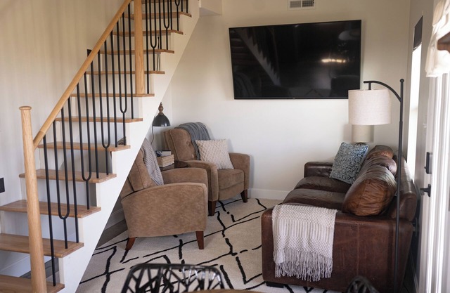 CoZy Cottage in the heart of Linn County! Sleeps 5 and DELUXE spa-like bathroom!
