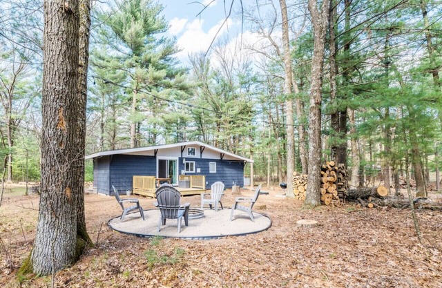 Cozy Cottage in the Woods| WI Dells | Hike | Dogs | Kayak
