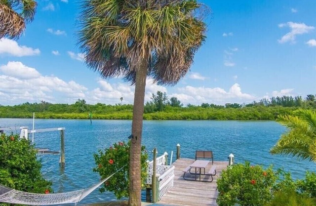 Cozy cottage near the water! 1bd1/ba with dock by the beach