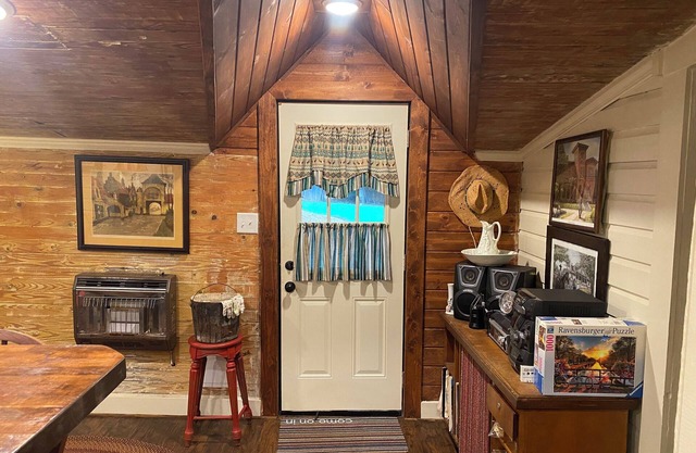 Cozy Cottage on Creek 1/2 mi. from Barnsley Resort - No Cleaning or Pet Fees