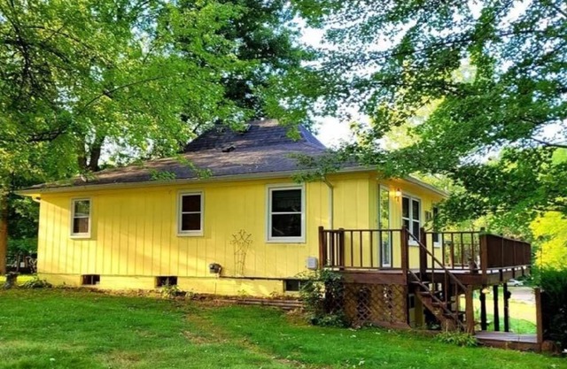 Cozy Cottage on Evans Lake. Enjoy Lake/Dock access, Kayaks, and a Hot Tub