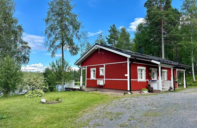 Cozy cottage on the lake with modern amenities