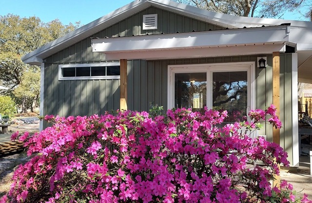Cozy Cottage one mile from the Beach and Boat Ramp! Pet Friendly Too!