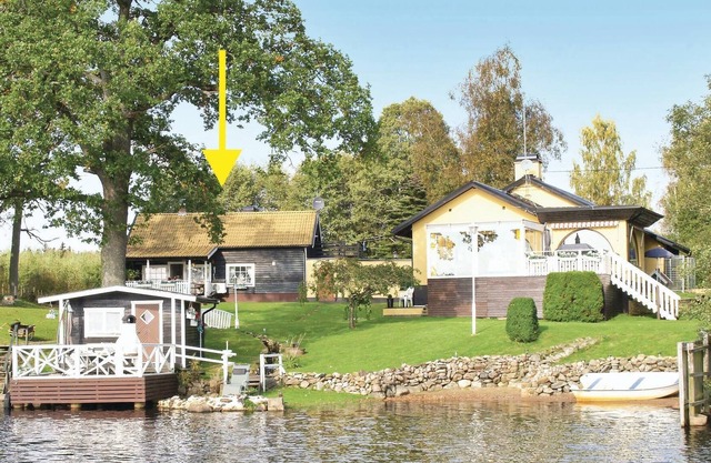 Cozy cottage outside Våxtorp with beautiful views of lake Sjöaltesjön in Halland.