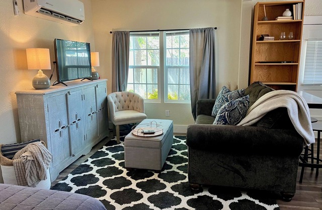Cozy Cottage~Pet Friendly 2 Pets Stay For FREE!