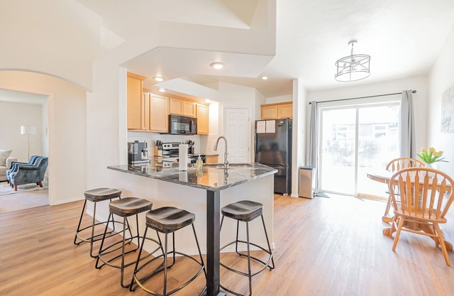Cozy Cottage - Sleeps 8, Large Backyard