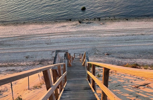 Cozy Cottage Steps from Private Beach