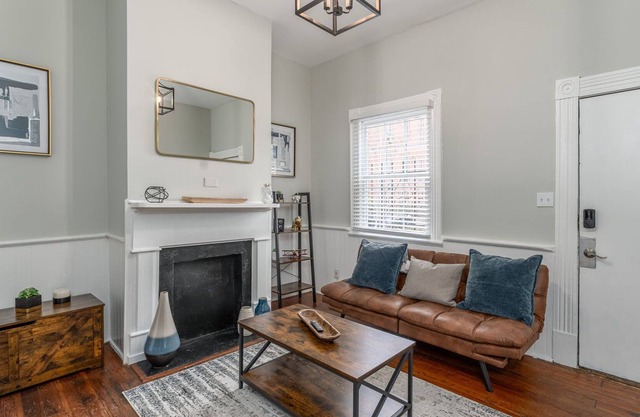 Cozy Cottage w/Courtyard & Close to Forsyth