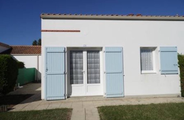 Cozy Cottage with Pool, Near Beach - 5 Guests, Pet-Friendly