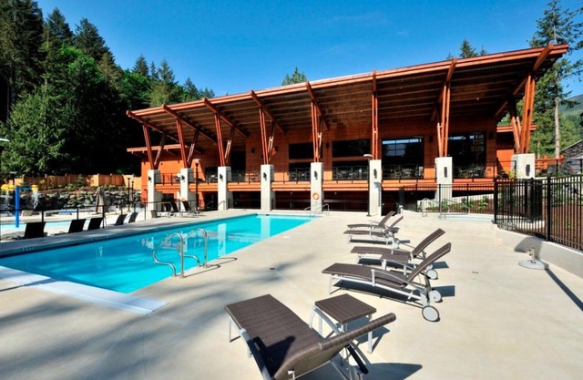 Cozy cottage w/resort style living near Cultus Lake, perfect for a family stay!