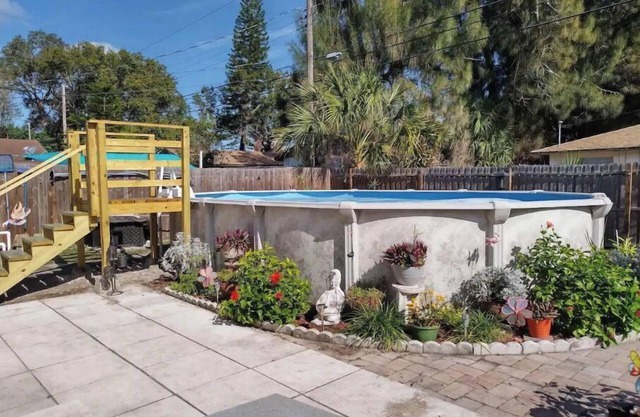 Cozy Cottage w/Sunporch & Pool, 8 miles to Indian Rocks Beach.