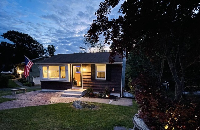 Cozy Cottage walking distance from the lake + gameroom!