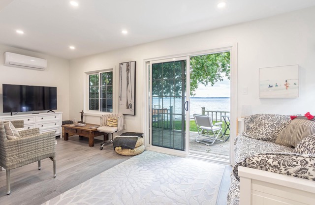Cozy Cottage with all the amenities on Lake Ontario