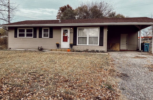 Cozy cottage with fire pit in safe area with easy access to Kansas City!