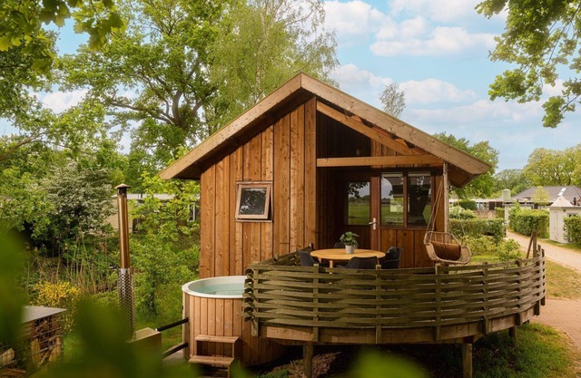 Cozy cottage with hot tub, right on the Regge River. Check out the pictures!