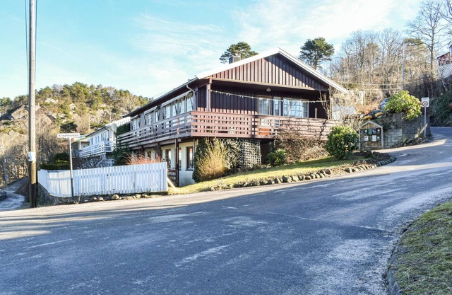 Cozy cottage with partial sea view for a nice vacation.