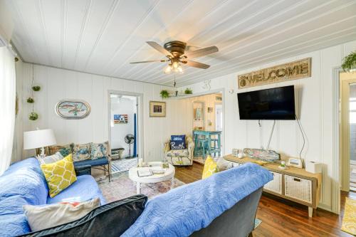 Cozy Cottage with Patio Less Than 2 Mi to Rockport Beach!