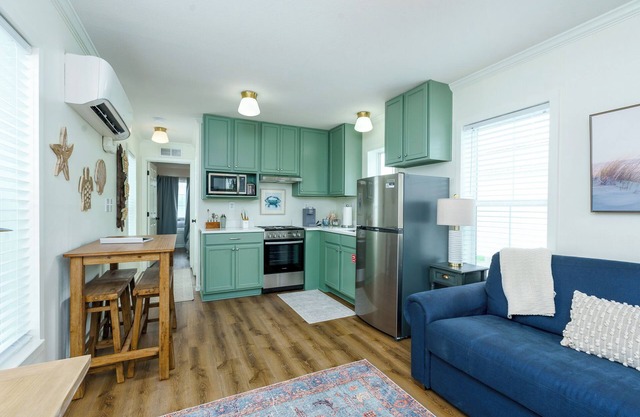 Cozy cottage with easy access to beach & restaurants- Pet Friendly!