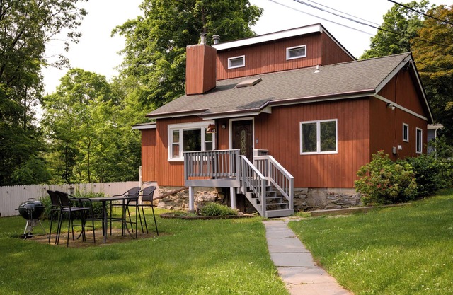 Cozy Cottage with Grill | Walk to Lake