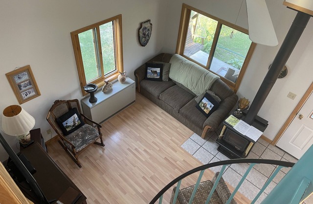 Cozy country Cabin on the Big Horn River, 7 miles from Hot Springs.