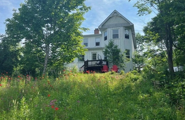 Cozy country side house, with hot tub, pool, sauna in 14 acres private property