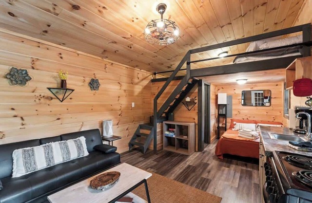 Cozy Couples and Climbing Getaway in Heart of RRG!
