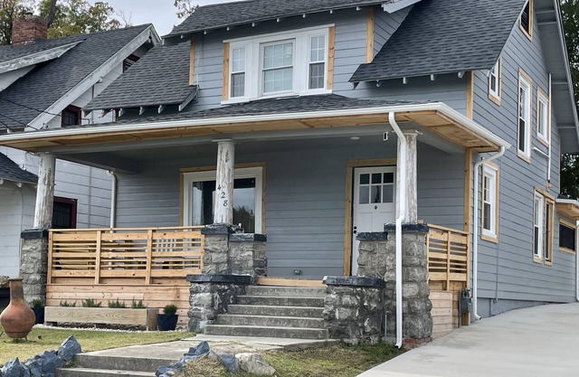 Cozy Craftsman Close to Everything