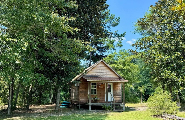 Cozy Creekside Cabin Retreat on the creek with 2 beautiful sandbars!