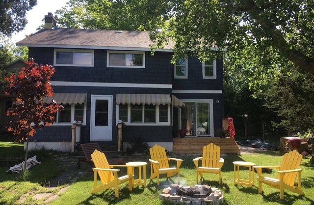 Cozy Crystal Lakefront Cottage