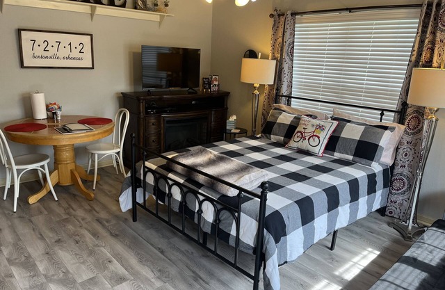 Cozy, cute studio! Safe and quiet neighborhood, Comfy bed; Near downtown!
