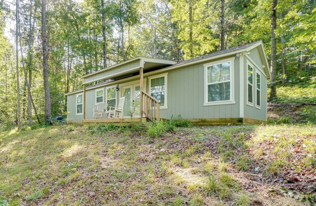 Cozy Demorest Cottage: Fire Pit & Porch